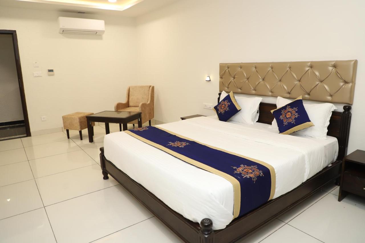 Clover Inn Udaipur Exterior photo